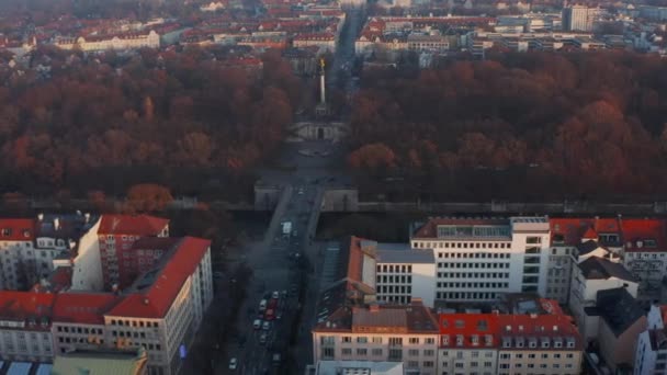 Friedensengel-Denkmal in München, Deutschland im Winter mit Autoverkehr, Aerial Dolly Rutsche links