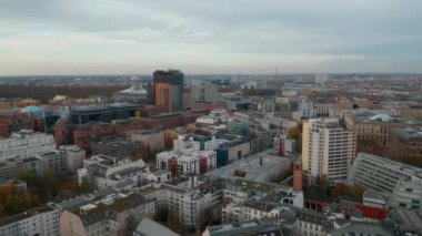 Ofis Binaları Gökdelenleri Gökdelenleri, Potsdamer Platz Berlin 'de Sonbaharda, Drone Dolly' yi ileri aldı