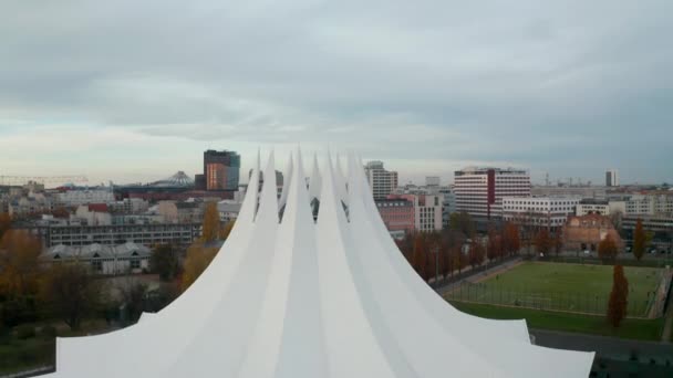 Widok na abstrakcyjną architekturę budynku w centrum niemieckiego miasta, futurystyczna rzeźba na obszarze miejskim, widok z lotu ptaka — Wideo stockowe