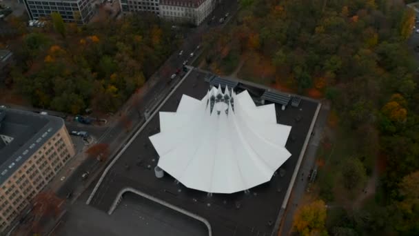 Widok na abstrakcyjną architekturę budynku w centrum niemieckiego miasta, futurystyczna rzeźba na obszarze miejskim, widok z lotu ptaka — Wideo stockowe