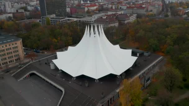 Futurisztikus modern kinézetű épület Berlinben, Németország Tempodrom fehér sátor Big Cityscape-ben, Aerial Dolly forward — Stock videók