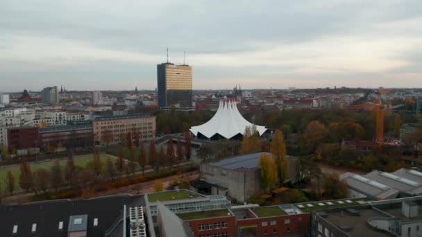 Vol à travers Une Partie De Berlin, Allemagne Avec Bâtiments Et Vue De L'espace D'événement Du Tempodrom, Vue Aérienne Du Drone Large Angle — Video