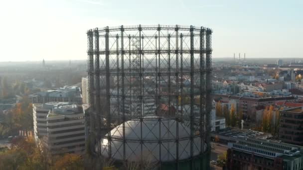 Scenic View of Gasometer Metal Structure in middle of City, Slow Aerial Dolly out in Berlijn, Duitsland — Stockvideo