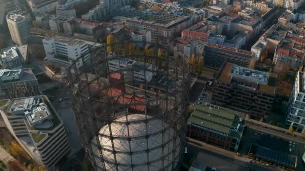 Oude verlaten benzinemeter in Berlijn, Duitsland vanuit luchtperspectief — Stockvideo