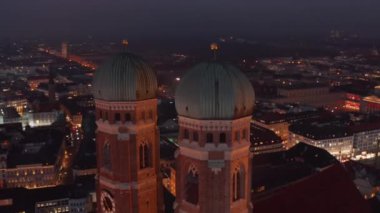 Münih, Almanya 'da Frauenkirche Kilisesi Katedrali' nin İki Kilise Kulesi 'nin Havacılık İnsansız Hava Aracı Perspektifinden Çekimi
