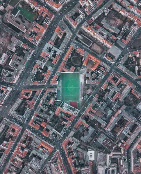 Berlin, Almanya 'nın Kentsel Konut Mahallesi Soccerfield Futbol Sahası Havacılık Kuşları Gözü Tepemizde