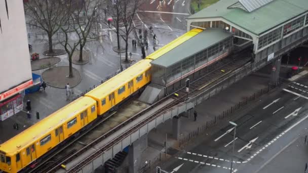 Żółta stacja metra wychodząca z transportu publicznego znajduje się nad ziemią w Kottbusser Tor w Berlinie, Niemcy w dzień — Wideo stockowe