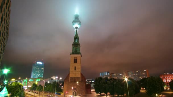 Берлин Alexanderplatz TV Tower и церковь Св. Марии перед, туманная погода и облака проходят мимо, время Lapse центра города немецкой столицы ночью — стоковое видео