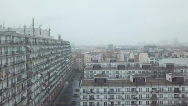 Big Grey Apartment Complex, Edificio Ghetto Block en Foggy Cityscape de Berlín, Kreuzberg en Alemania, Barrio pobre en Alemania, Vistas aéreas escénicas — Vídeos de Stock