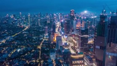 Fevkalade Şehir Gece Görünümü, Asya Endonezya 'nın başkenti Jakarta' daki gökdelenler yanıp sönen ışıklar ve ana yolda trafik akışı, Hava Hızı Hızlandırması, Drone View