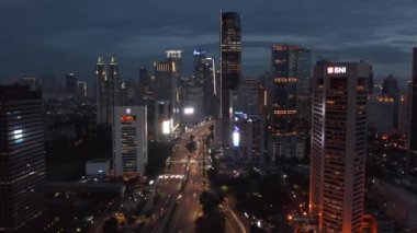 Jakarta, Endonezya 'daki işlek bir otoyolda gece trafiğinin havadan eğimli görüntüsü