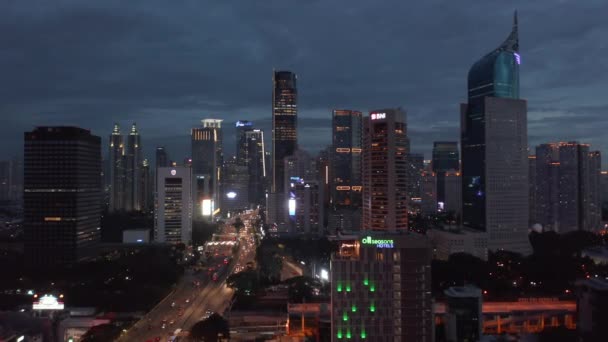 Foto de muñeca aérea de tráfico nocturno lento en carretera de varios carriles a través del centro de la ciudad de Yakarta — Vídeo de stock