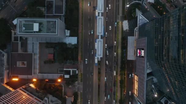 空中鸟瞰头顶向下俯瞰繁忙的多车道道路上繁忙的汽车交通和公共交通车站 — 图库视频影像