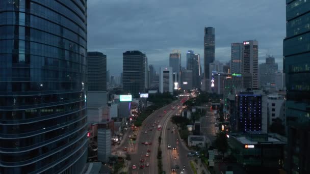 Воздушный пьедестал снимок ночного движения на многополосной дороге через центр Джакарты — стоковое видео