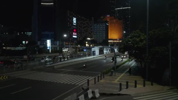 Воздушные кинематографические съемки оживленного многополосного движения на шоссе ночью с видом на улицу до воздушного вида на оживленное движение в Джакарте — стоковое видео