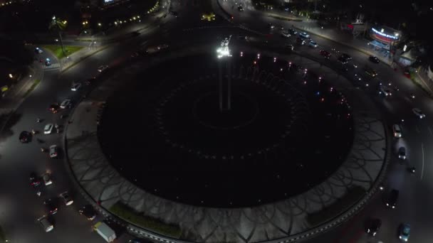 Letecký pohled na rušný noční provoz na kruhovém objezdu v Jakartě, Indonésie — Stock video