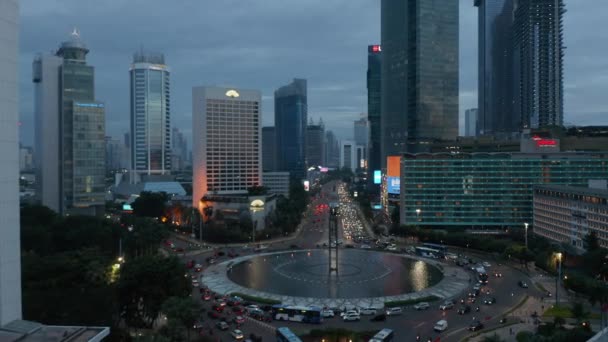 Foto de muñeca aérea lenta de tráfico ocupado en una rotonda en el centro de la ciudad moderna en Yakarta, Indonesia — Vídeo de stock