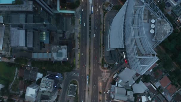 Aerial Birds Eye Overhead Top Down View of busy city traffic and public transportation on a busy multi lane road at dusk — Stock Video