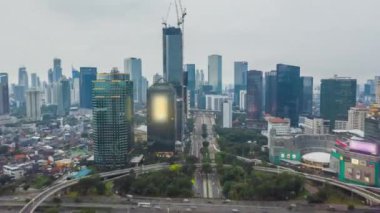 Cakarta, Endonezya 'daki gökdelenler, kuleler ve yüksek binalarla modern şehir merkezinde yoğun bir trafiğin hava hızında düşüşü