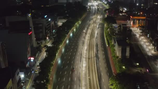 Sestupující podstavec letecké záběry vzácných aut jedoucích na prázdné dálnici v noci během covid-19 pandemie v Jakartě — Stock video