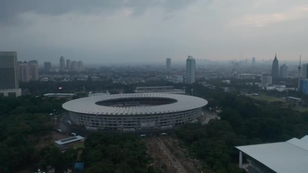 Foto de muñeca aérea de las instalaciones del estadio deportivo Gelora Bung Karno en el centro urbano de la ciudad de Yakarta — Vídeos de Stock