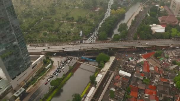 Vista aérea de la concurrida intersección de automóviles con coches de paso y detenidos en Yakarta, Indonesia — Vídeo de stock