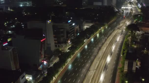 在印度尼西亚雅加达，与一条空旷的多车道街道平行飞行的旋转空中射击。 — 图库视频影像