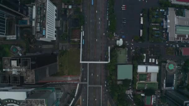 Aves vista desde arriba hacia abajo vista aérea acercándose a los vehículos en una carretera de varios carriles en el centro de la ciudad moderna — Vídeo de stock