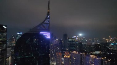 Geceleri Jakarta 'da Wisma 46 gökdeleni gökdelenlerinin arka planında gökdelen anteninin hava görüntüsünü kapat.
