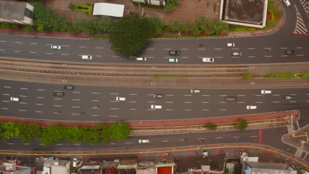 De cima para baixo vista aérea caminhão seguindo carros e motocicletas em uma rodovia multi pista na Ásia — Vídeo de Stock