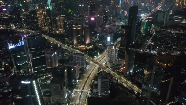 Amplia foto aérea de la carretera intersección en la gran ciudad moderna con rascacielos por la noche — Vídeo de stock