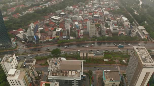 Tiro basculante de dolly aéreo acercándose a la autopista de varios carriles en el centro urbano de la ciudad en un día lluvioso — Vídeo de stock