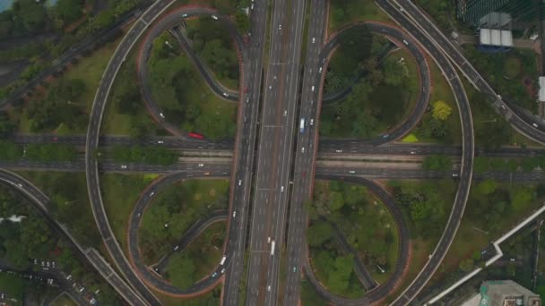 Vista aérea de arriba hacia abajo del tráfico de automóviles ocupado en una intersección moderna de varios carriles en una carretera — Vídeo de stock