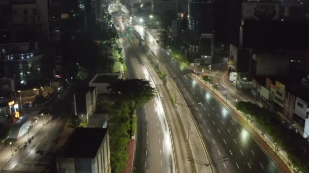 Basso volo aereo dolly girato volando sopra autostrada a più corsie vuoto attraverso il centro città urbano con grattacieli a Jakarta — Video Stock