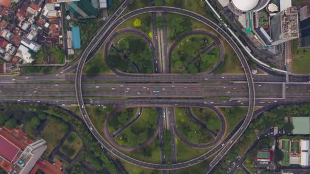 Aerial Birds Eye Overhead Top Down View hyperlapse motion time lapse view of a large multi lane roundabout with busy traffic in Jakarta, Hyper lapse motion time lapse — Stockvideo