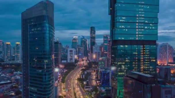Aerial dolly hyperlapse colpo di traffico notturno occupato sulla strada a più corsie attraverso il moderno centro città con grattacieli a Jakarta, Motion Time Lapse Hyper Lapse — Video Stock