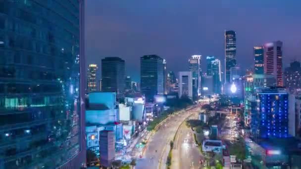 Luchtfoto dolly hyperlapse van drukke autoverkeer in het moderne centrum van Jakarta 's nachts, Motion Time Lapse Hyper Lapse — Stockvideo