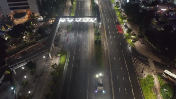 Powietrze pochyla się w dół do napowietrznych ujęć pustej autostrady wielopasmowej podczas epidemii koronawirusów w centrum miasta — Wideo stockowe
