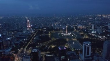 Endonezya Ulusal Anıtı Monas 'ın geniş hava kulesi manzarası Jakarta' daki geniş kasık parkında bağımsızlığı simgeliyor 