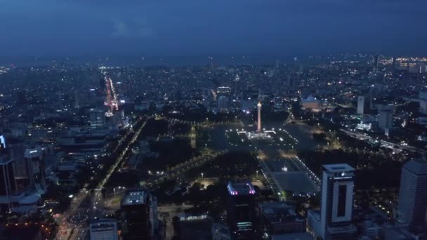 Pandangan dolly udara yang luas terhadap monumen nasional Indonesia Monas melambangkan kemerdekaan di taman bermain besar di Jakarta — Stok Video