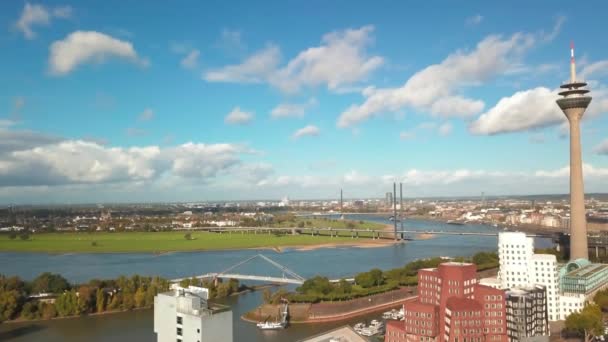 Vista aérea panorâmica de uma orla marítima do rio Reno em Dusseldorf com a famosa torre de TV Rheinturm na margem do rio — Vídeo de Stock