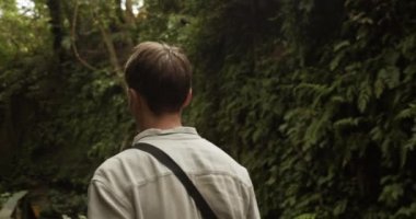 Bali 'de tropikal bir yağmur ormanını keşfeden Kafkas bir gencin arkasından geriye dönüş.