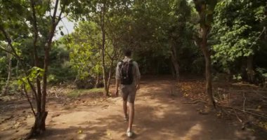 Beyaz bir erkek turistin Bali 'deki tropikal yağmur ormanlarına yürüyüşünün ardından çekilmiştir.
