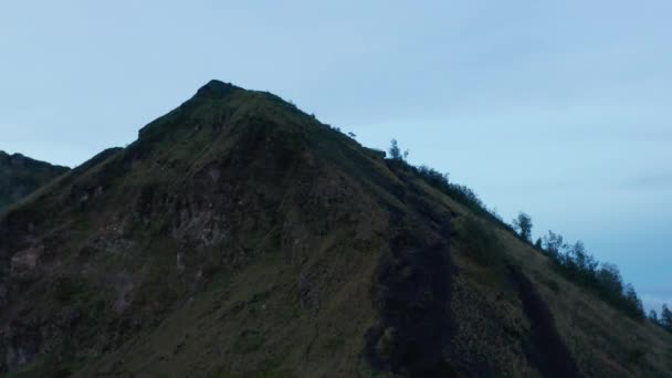 Scatto aereo ascendente che sorvola una collina tropicale del monte Batur al buio — Video Stock