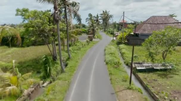 Tieffliegende Luftaufnahme eines traditionellen Restaurants am Straßenrand in Bali, Indonesien — Stockvideo