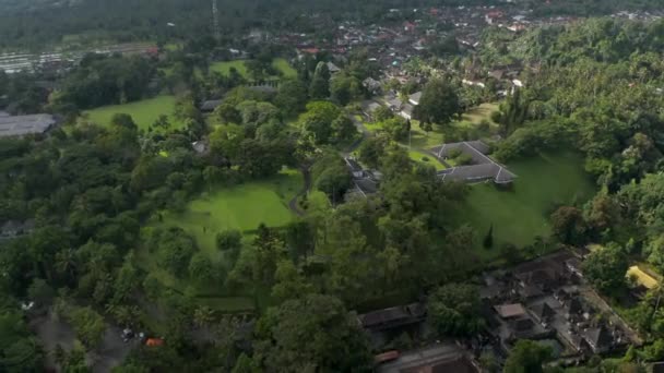 Luftaufnahme der Immobilie des Präsidentenpalastes von Tampaksiring, umgeben von Häusern in der Wohngegend von Bali, Indonesien — Stockvideo