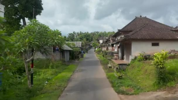 Nisko latający powietrzny punkt obserwacyjny zestrzelony tradycyjną ulicą w dzielnicy mieszkalnej na Bali, Indonezja — Wideo stockowe