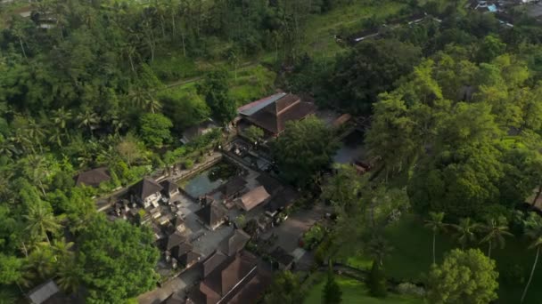 Antenn lutning i overhead vy över Hindu Balinese Tirta Empul vattentempel med heliga källvatten damm för bad. — Stockvideo