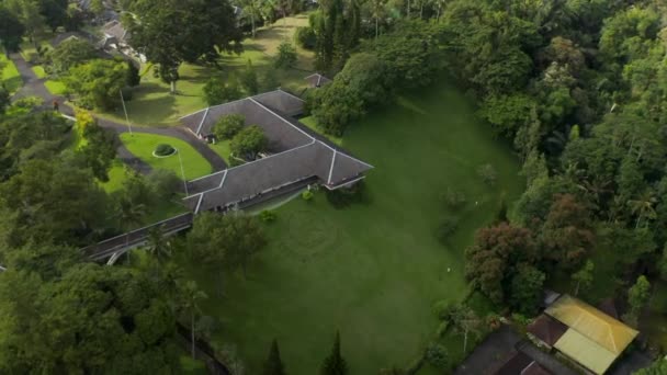 Tutup pandangan udara yang berputar-putar di sekitar segel resmi di rumput di depan Istana Presiden Tampaksiring di Bali — Stok Video