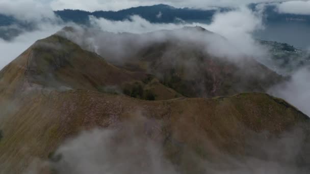 Sis ile çevrili aktif volkan dağı Batur 'daki dağın tepesinin hava görüntüsünü kapatın. — Stok video